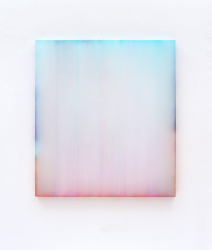 Sybille Pattscheck, Farblichtung 14, Polychrome zwischen Rot und Blau, 2023, Enkaustik auf Acrylglas, 121 x 107 x 6 cm, © Sybille Pattscheck 2025