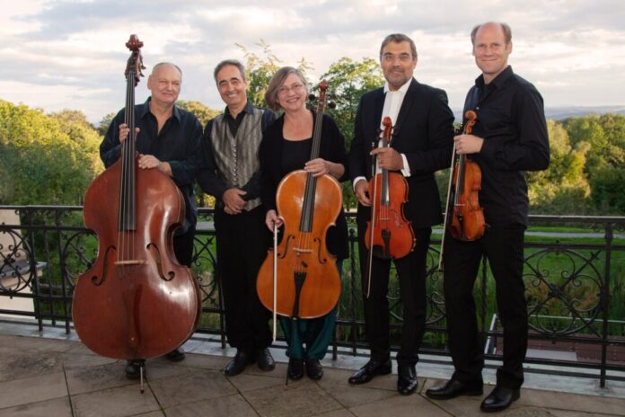 Paul Gulda und das Ensemble Europa. Foto: Fabienne Schröder