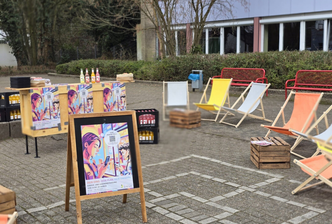Auf den Schulhöfen lud ein mobiler Pop-up-Infostand mit bunten Liegestühlen und Kaltgetränken die Schülerinnen und Schülern zu einem kurzen Pausengespräch rund um die Jugendbefragung ein. Foto: Stadt Erkrath