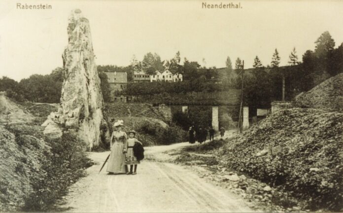 Postkarte anno 1908_Rabenstein mit Spaziergängern In einer neuen Sonderausstellung im Neanderthal-Museum soll es um die Geschichte der Region gehen - die Organisatoren rufen zum Mitmachen auf. Foto: Neanderthal-Museum
