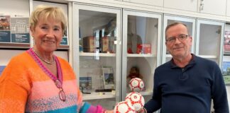 Konstanze Hilgers (Eine-Welt-Ausschuss Heilig Geist) und Rainer Bendt (Touristinformation) präsentieren den neuen Ratingen-Ball mit Fairtrade-Siegel. Foto: Stadt Ratingen