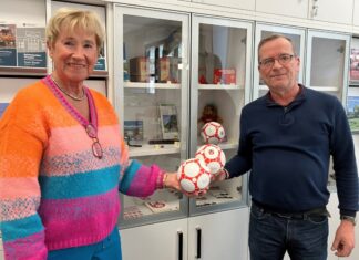 Konstanze Hilgers (Eine-Welt-Ausschuss Heilig Geist) und Rainer Bendt (Touristinformation) präsentieren den neuen Ratingen-Ball mit Fairtrade-Siegel. Foto: Stadt Ratingen
