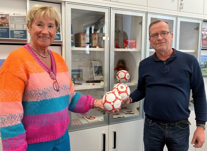 Konstanze Hilgers (Eine-Welt-Ausschuss Heilig Geist) und Rainer Bendt (Touristinformation) präsentieren den neuen Ratingen-Ball mit Fairtrade-Siegel. Foto: Stadt Ratingen