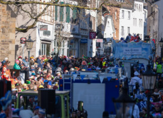 Zehntausende feierten in Ratingen den Straßenkarneval am Rosenmontag. Foto: Alexander Heinz
