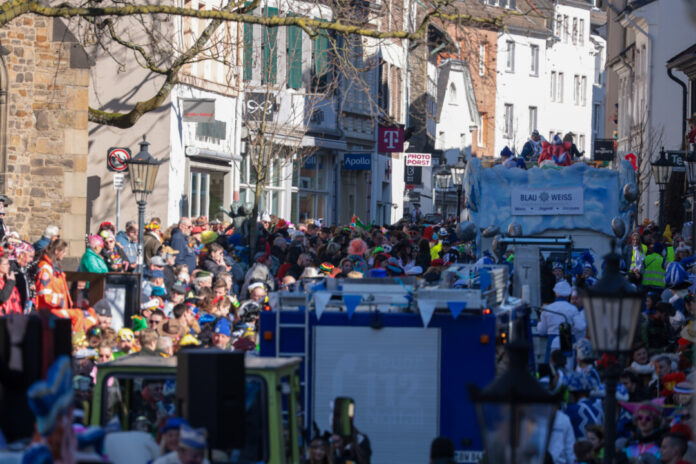 Zehntausende feierten in Ratingen den Straßenkarneval am Rosenmontag. Foto: Alexander Heinz