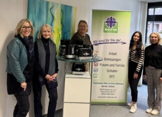 SKFM-Vorstandsvorsitzende Lilo Löffler (l.) und eine Mitarbeiterin des Frauenhauses Mettmann (2.v.r.) nahmen die Starterpakete vom Team des Clubs Inner Wheel Hilden-Haan-Neandertal Ingrid Theissen, Ursula Bremen und Kristina van der Burgt (v.l.) mit großer Freude entgegen. Foto: Inner Wheel Hilden-Haan-Nenadertal