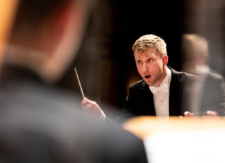 Patrick Hahn leitet das Orchester. Foto: Holger Talinski