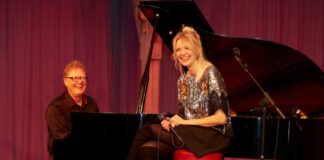 Das Duo Smoky Stage auf der Bühne. Foto: Reidmacher/VHS Essen