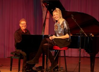 Das Duo Smoky Stage auf der Bühne. Foto: Reidmacher/VHS Essen