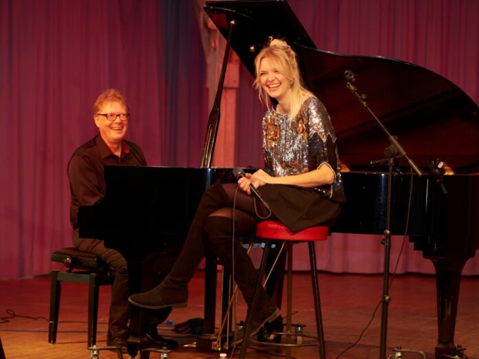 Das Duo Smoky Stage auf der Bühne. Foto: Reidmacher/VHS Essen