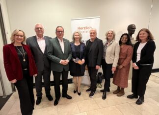 Stefanie Heberling und Hans-Bernd Schleiffer (Vorstand Orchesterakademie der Essener Philharmoniker), Thomas Kufen (Oberbürgermeister der Stadt Essen), Ursula Wißborn (Vorständin der Stiftung der Sparda-Bank West), Juliane Böttcher (Fachbereichsleiterin Gesundheitsamt Essen), Anna Herzog, Shiloh Sithamparanatham-Bülter und Dr. Gabriele Schulz). Foto: Sparda-Bank West