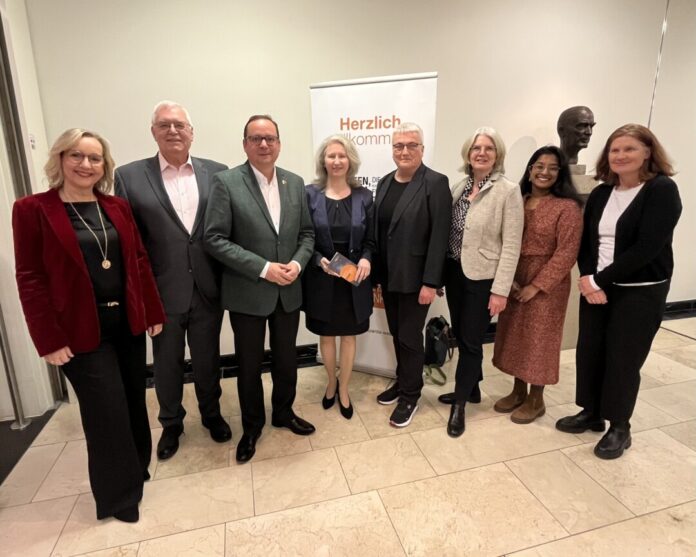 Stefanie Heberling und Hans-Bernd Schleiffer (Vorstand Orchesterakademie der Essener Philharmoniker), Thomas Kufen (Oberbürgermeister der Stadt Essen), Ursula Wißborn (Vorständin der Stiftung der Sparda-Bank West), Juliane Böttcher (Fachbereichsleiterin Gesundheitsamt Essen), Anna Herzog, Shiloh Sithamparanatham-Bülter und Dr. Gabriele Schulz). Foto: Sparda-Bank West