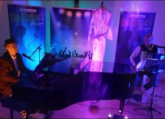 Zwei Musiker, ein Bademantel, viele Lieder - der Udo-Jürgens-Abend in der Dorfkirche kam gut an. Foto: privat