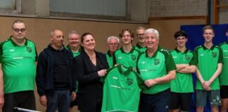 Die Freude über die Trikotspende ist groß bei den Aktiven des Tischtennisclubs. Foto: Rabstein/TTC