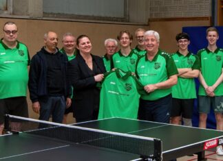 Die Freude über die Trikotspende ist groß bei den Aktiven des Tischtennisclubs. Foto: Rabstein/TTC