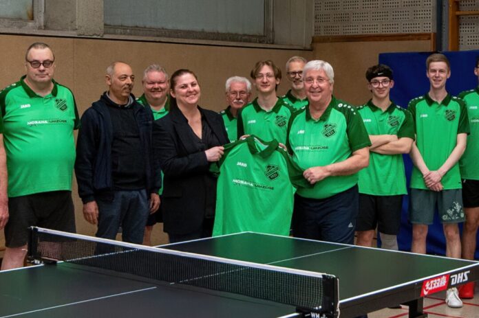 Die Freude über die Trikotspende ist groß bei den Aktiven des Tischtennisclubs. Foto: Rabstein/TTC