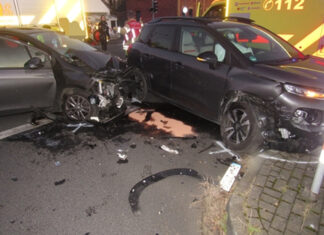 Die beiden Fahrzeuge waren nicht mehr fahrbereit und mussten abgeschleppt werden. Foto: Polizei