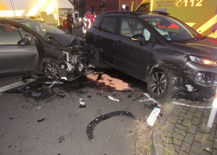 Die beiden Fahrzeuge waren nicht mehr fahrbereit und mussten abgeschleppt werden. Foto: Polizei