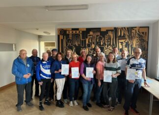 Bürgermeisterin Sandra Pietschmann und Nathalie Villière, die Organisatorin des Stadtradelns, haben die Fahrerinnen und Fahrer sowie die Teams mit den meisten Kilometern beim letztjährigen Stadtradeln ausgezeichnet. Foto: Kreisstadt Mettmann