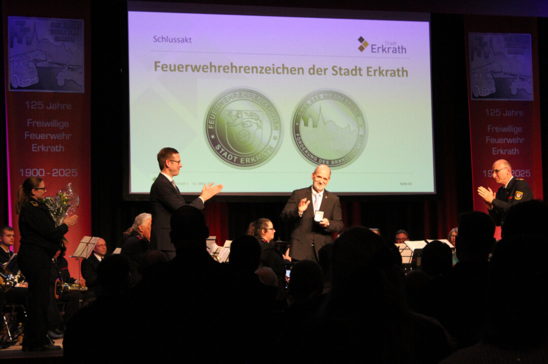 Helmuth Hentschel (m.), ehemaliger Amtsleiter der Feuerwehr Erkrath, wurde mit dem Feuerwehrehrenzeichen der Stadt Erkrath ausgezeichnet. Foto: Stadt Erkrath 