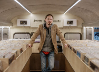 Michael Lohrmann in seinem Schalplatten-Bus. Foto: Storkfoto