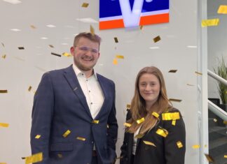 Zum Start regnet es Konfetti, am Ende der Volksbank-Aktion gibt es mit etwas Glück eine Spende von 500 Euro fürs Vereins-Sommerfest. Florian Martens und Linda Bingel aus der Filiale Alleestraße drücken allen Vereinen der Region die Daumen. Foto: Volksbank