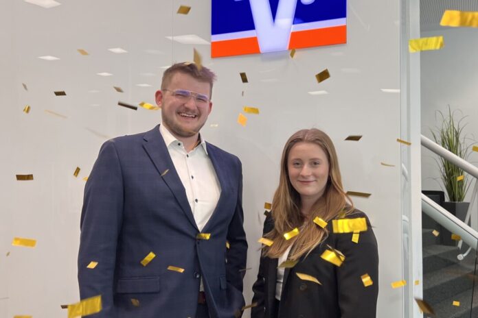 Zum Start regnet es Konfetti, am Ende der Volksbank-Aktion gibt es mit etwas Glück eine Spende von 500 Euro fürs Vereins-Sommerfest. Florian Martens und Linda Bingel aus der Filiale Alleestraße drücken allen Vereinen der Region die Daumen. Foto: Volksbank