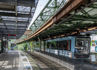 An den Schwebebahnstationen gibt es nun drahtlosen Internetempfang. Foto: Frank Gleitsmann