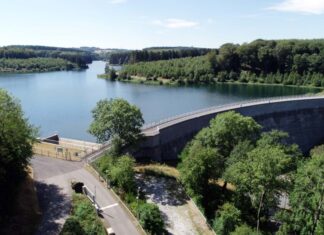 Im Wasserwerk Herbringhausen der WSW wird Rohwasser aus der Herbringhauser Talsperre (im Bild) sowie der Kerspe-Talsperre zu Trinkwasser aufbereitet. Foto: WSW