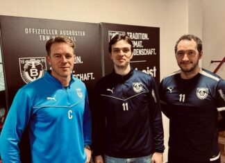 Abteilungsleiter Andre Döpper, Neuzugang Leo Loose und sportlicher Leiter Fabian Clausen Foto: TBW