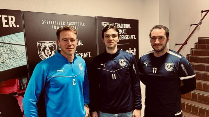 Abteilungsleiter Andre Döpper, Neuzugang Leo Loose und sportlicher Leiter Fabian Clausen Foto: TBW