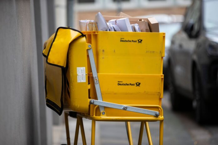 Nach Warnstreiks will die Deutsche Post liegengebliebene Sendungen nachliefern. (Archivbild)