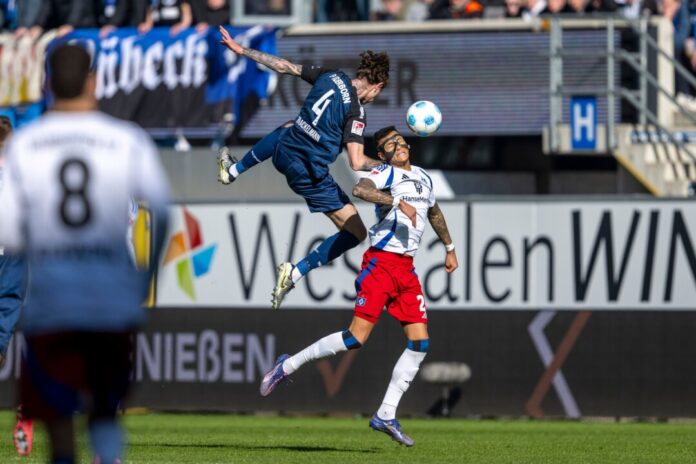 Paderborns Calvin Brackelmann (l) und Hamburgs Davie Selke kämpfen um den Ball.