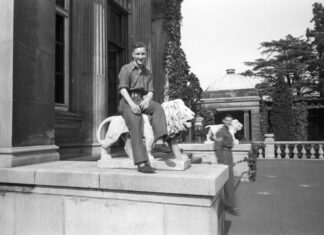 Ein britischer Soldat vor dem Eingang zur Villa Hügel. Foto: Haus der Essener Geschichte/Stadtarchiv
