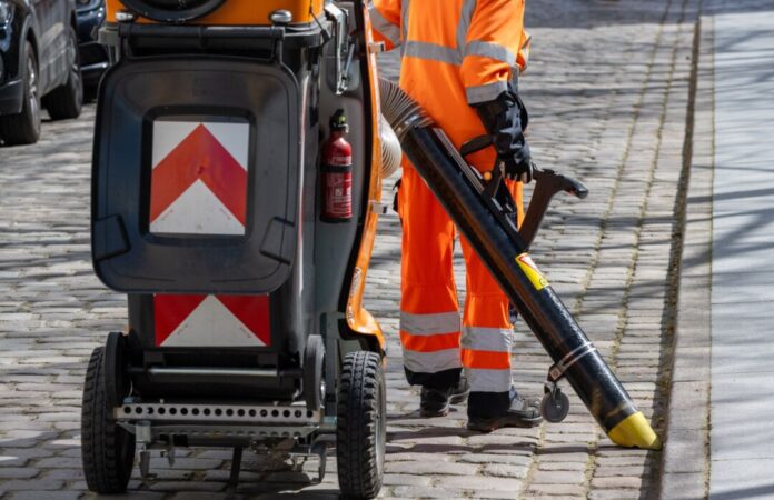 Mitarbeitende der Straßenreinigung waren ab dem Morgen wieder im Einsatz. (Symbolbild)