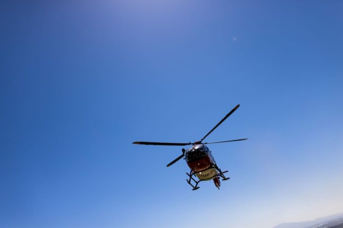 Ein Rettungshubschrauber flog den 58-Jährigen mit lebensgefährlichen Verletzungen ins Krankenhaus. (Symbolbild)