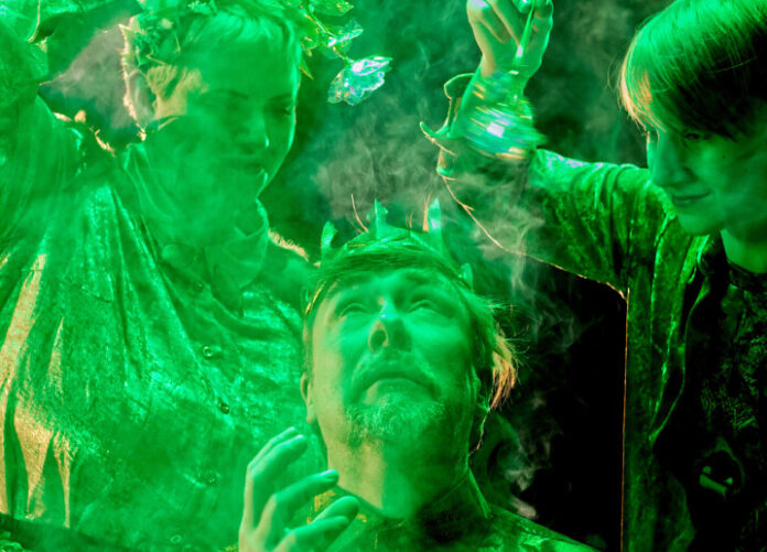 Puck und Pucki verzaubern Oberon (Kay Winter, Oliver Schürmann und Ben Runge. Foto: TheaterLaien e. V. (2025)