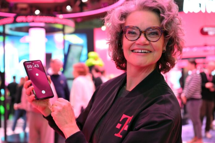 Die Telekom-Technikvorständin Claudia Nemat präsentiert das neue KI-Phone ihrer Firma.