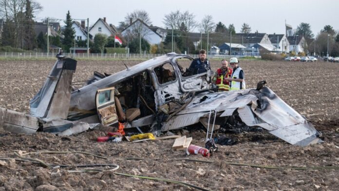 Beim Absturz eines Kleinflugzeugs ist in St. Augustin ein Mann ums Leben gekommen, vermutlich der Pilot.