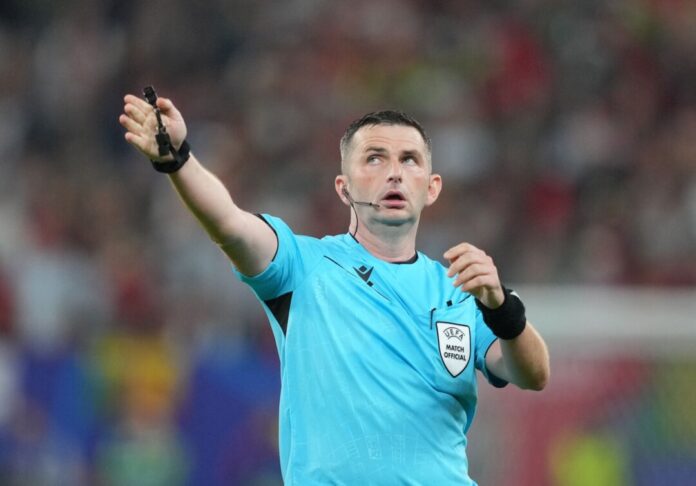 Der Engländer Michael Oliver leitet das Champions-League-Spiel Bayern München-Bayer Leverkusen.