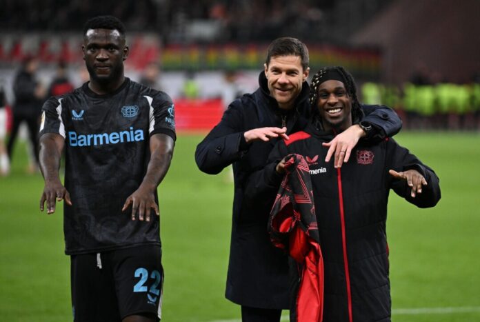 Leverkusens Stürmer Victor Boniface (l) zoffte beim Sieg gegen Eintracht Frankfurt mit Mitspieler Emiliano Buendía.