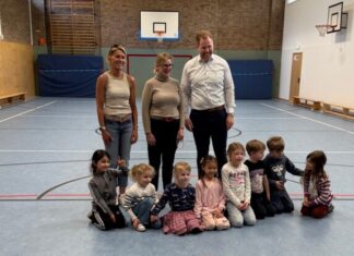 Die symbolische Übergabe musste die Kinder abwarten, dann durfte gespielt werden. Foto: Stadt Heiligenhaus