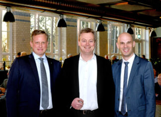Volksbank-Vorstand Henning Wichart (l.) und Private-Banking-Leiter Mathias Prestenbach (r.) begrüßten aus Frankfurt Michael Kopmann, Abteilungsleiter für Aktienresearch der DZ Bank. Foto: Volksbank/Bettina Osswald