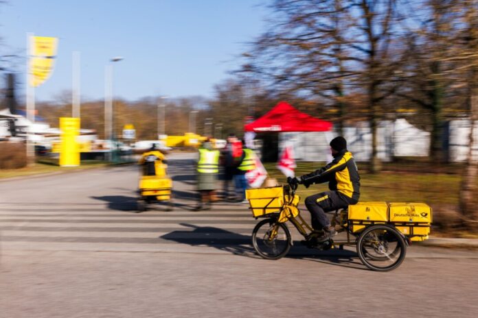 Die Deutsche Post will nach Warnstreiks liegengebliebene Sendungen rasch nachliefern. (Archivbild) 