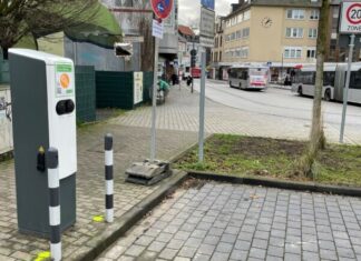 Am Parkplatz auf der unteren Johannes-Flintrop-Straße / Ecke Jubiläumsplatz steht eine neue Ladesäule. Archivfoto: Kreisstadt Mettmann