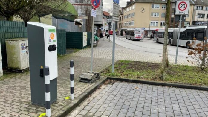 Am Parkplatz auf der unteren Johannes-Flintrop-Straße / Ecke Jubiläumsplatz steht eine neue Ladesäule. Archivfoto: Kreisstadt Mettmann