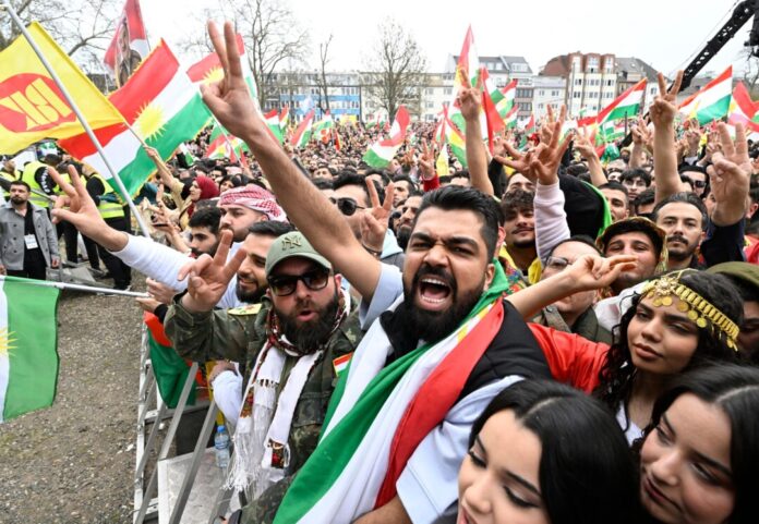 Tausende Menschen feiern in Köln das kurdische Neujahrsfest.