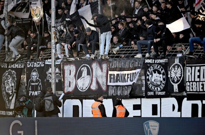 Ein Fanbanner blockiert einen Fluchtweg im Bochumer Ruhrstadion