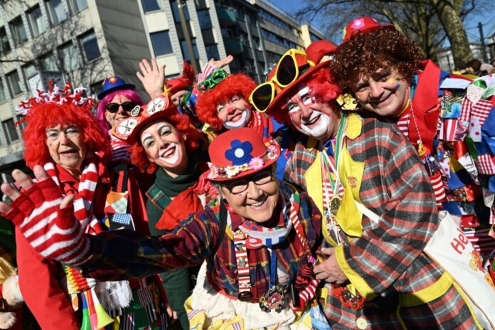 Bis zu eine Million Menschen werden beim Düsseldorfer Rosenmontagszug erwartet.