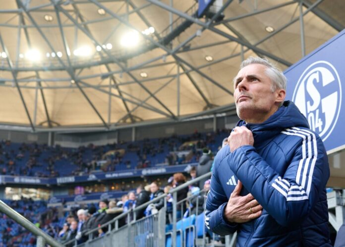 S04-Coach Kees van Wonderen (r) will mit seiner Mannschaft so schnell wie möglich40 Punkte holen. 